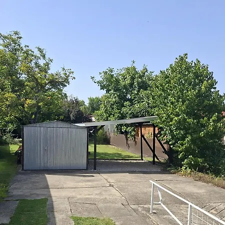 Boglarka Vendeghaz Apartmán *